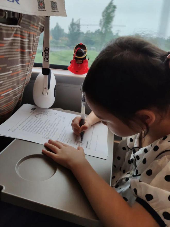 孩子在高铁上写作业