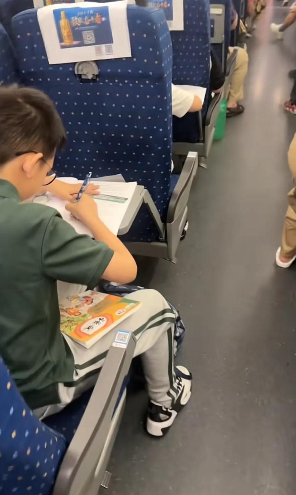 孩子在高铁上写作业
