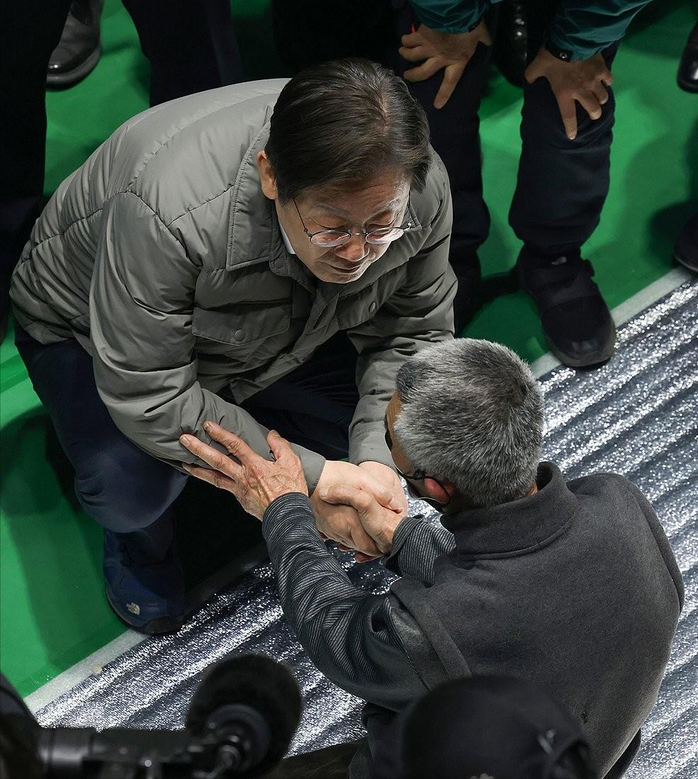 李在明的防弹衣演讲与跪地磕头，公众眼中的震撼瞬间