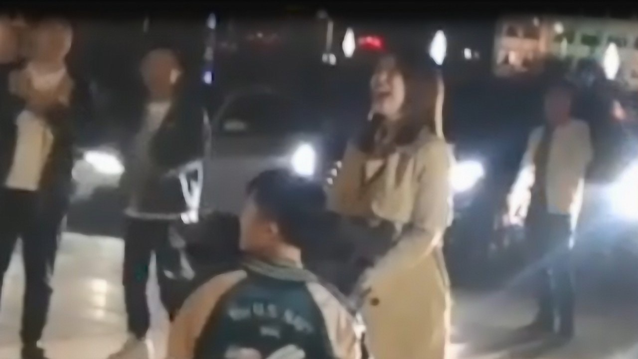两男子起口角，女友劝架秒变求婚现场