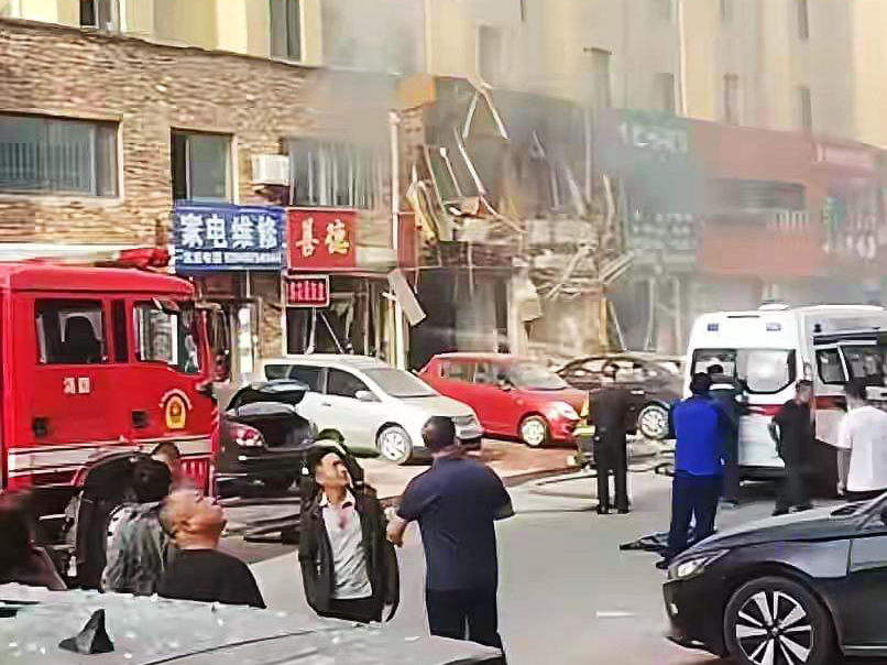 辽宁饭店火灾现场，烈焰从街店喷出