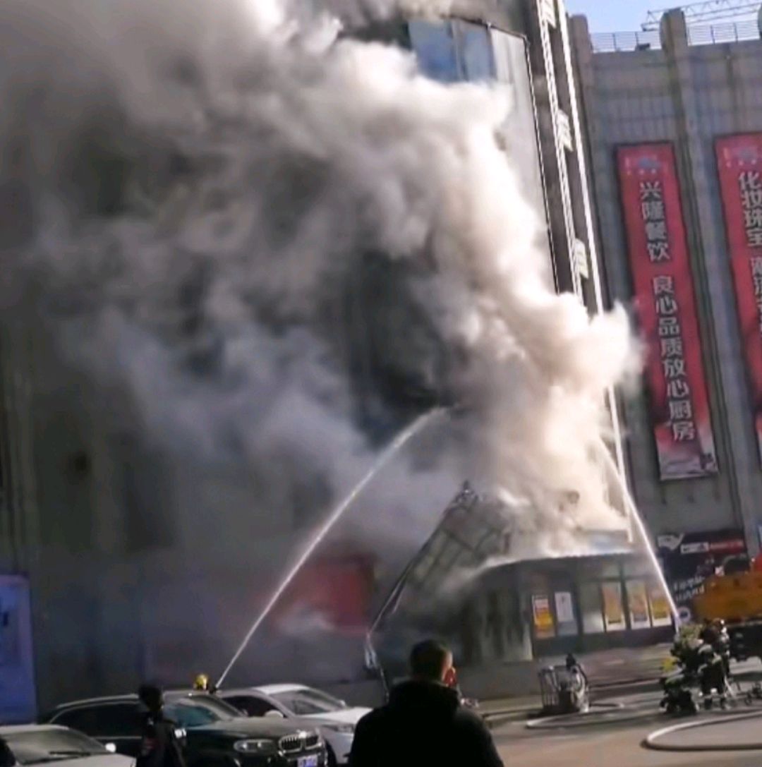 辽宁饭店火灾现场，烈焰从街店喷出