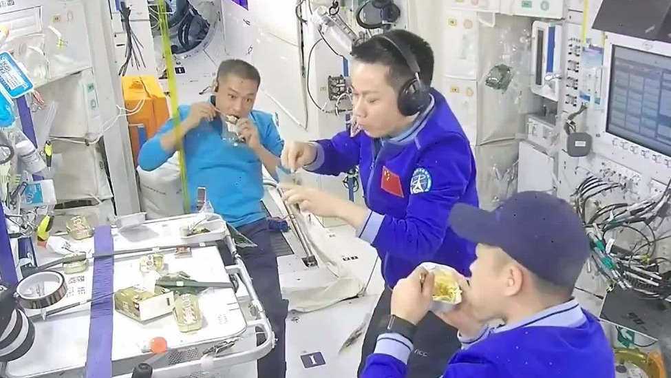 神二十航天员的太空生活，边用餐边见证同事荣耀回归地球