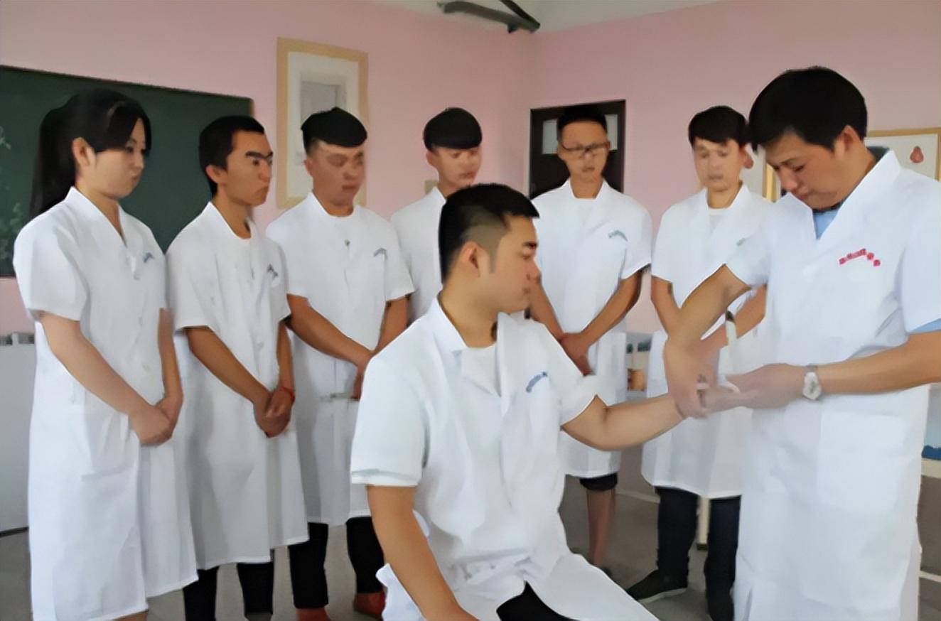 老师为女学生梳头发的温暖时光