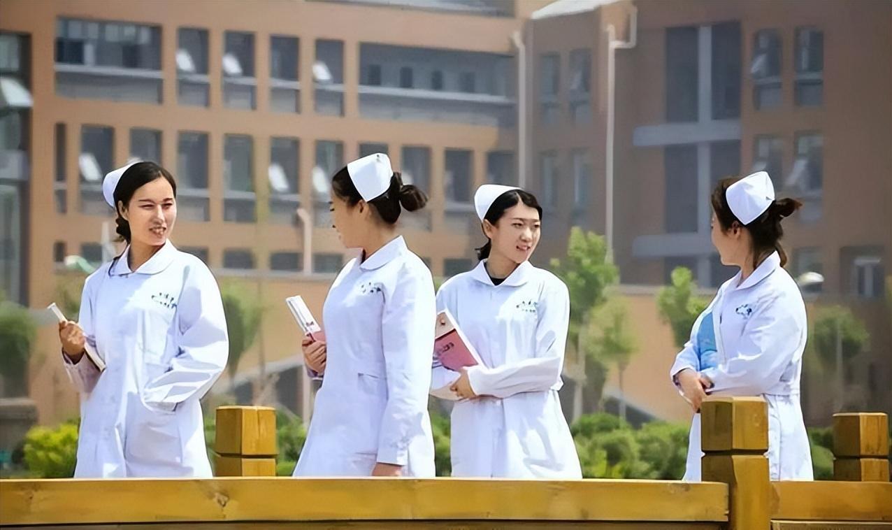 老师为女学生梳头发的温暖时光