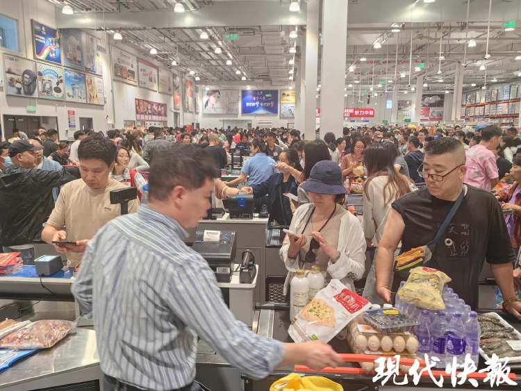 兵马俑检票前的壮观景象与环球影城的人潮涌动