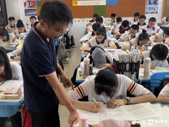 老师帮学生扎头发感人一幕