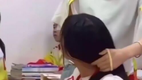 老师帮学生扎头发，师生间的温情互动