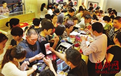 开发商五一抢客热潮，购房赠黄金，福利大放送！