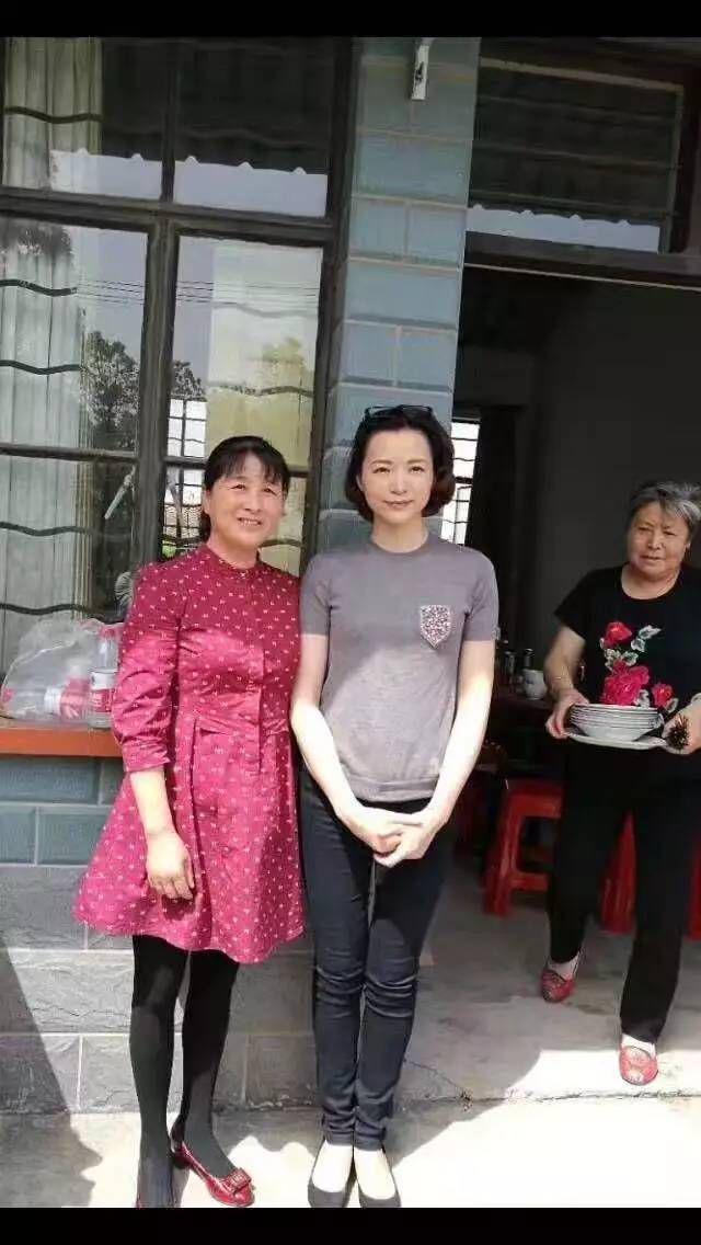 51岁董卿近况曝光，素颜出镜与粉丝亲密合影
