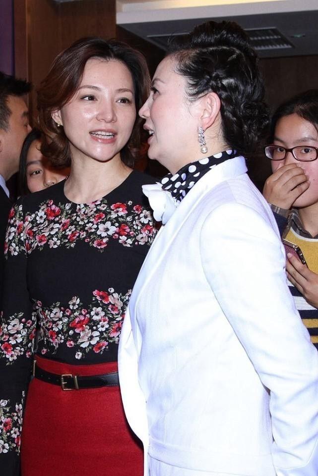 51岁董卿近况曝光，素颜出镜与粉丝亲密合影
