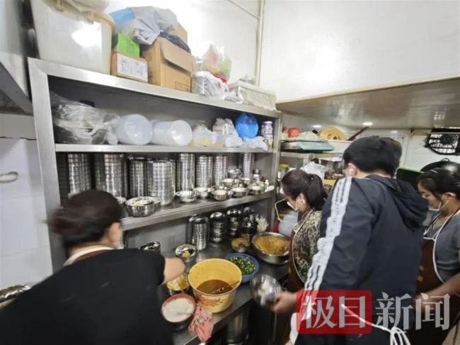 荣昌鸡汤铺盖面，半天卖出六千碗的传奇故事