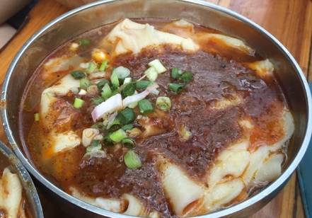 荣昌鸡汤铺盖面，半天卖出六千碗的传奇故事