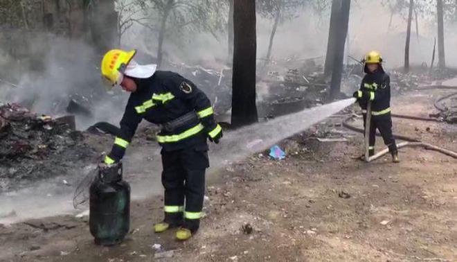 游客在卫生间抽烟引发火情，警惕与反思