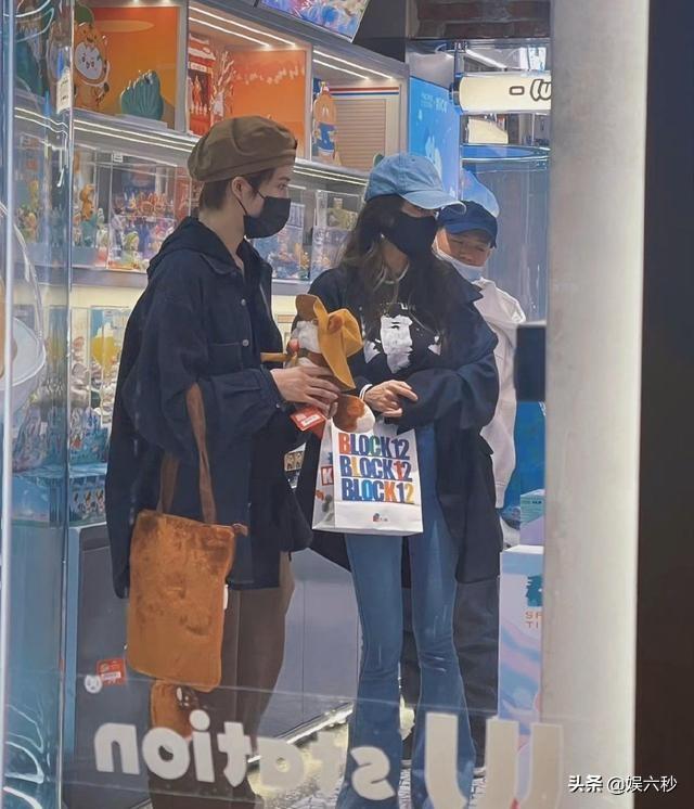 中国军人在越南逛街，步伐一致彰显纪律与团结