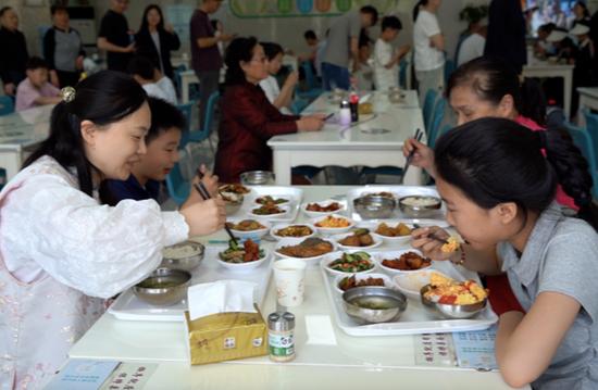荣昌政府食堂米饭蒸出大爱，千余斤大米传递温暖力量