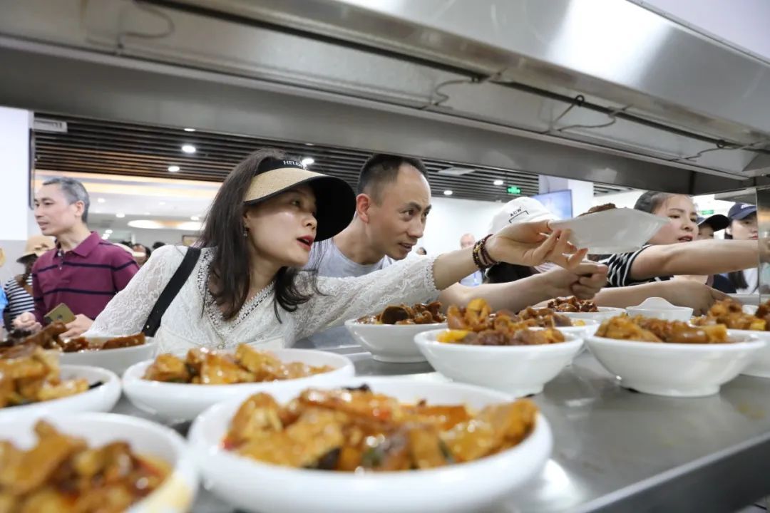 荣昌政府食堂米饭蒸出大爱，千余斤大米传递温暖力量