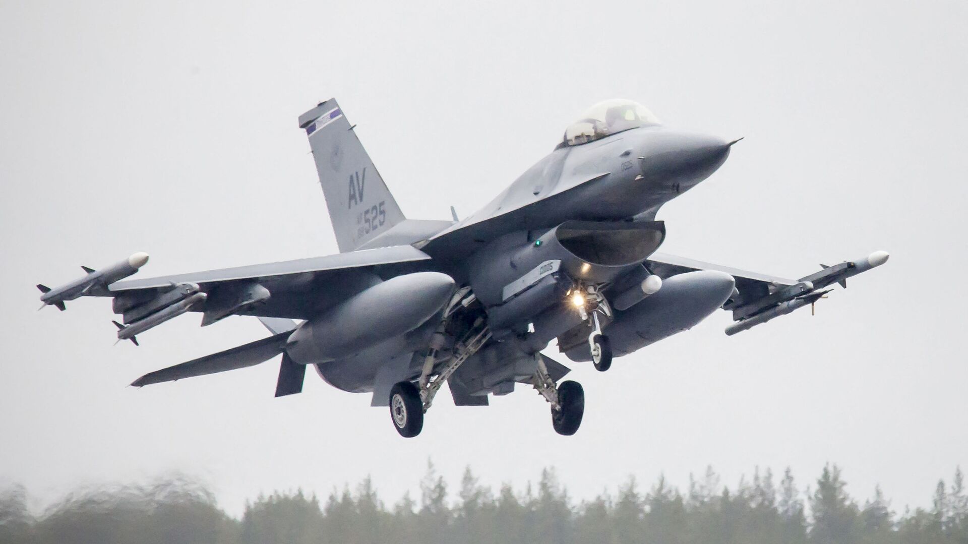 曝美军退役F-16战机正被运往乌克兰，重塑地区平衡的幕后动作？