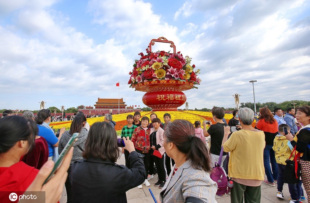 五一假期天安门广场游人如织