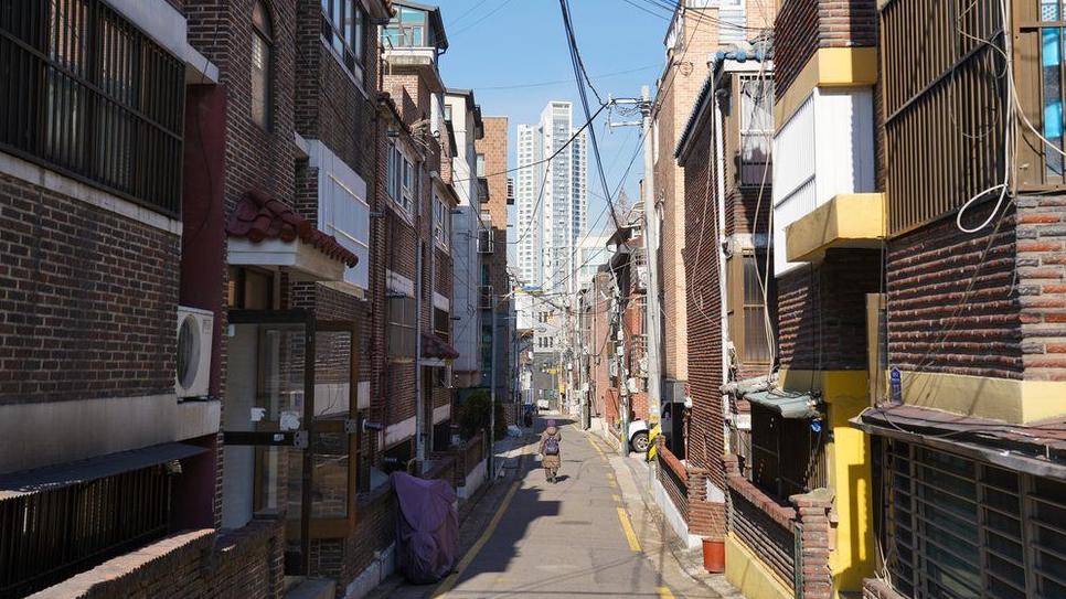 地下室囚禁两女七年的电影，深度剖析背后的故事与影响