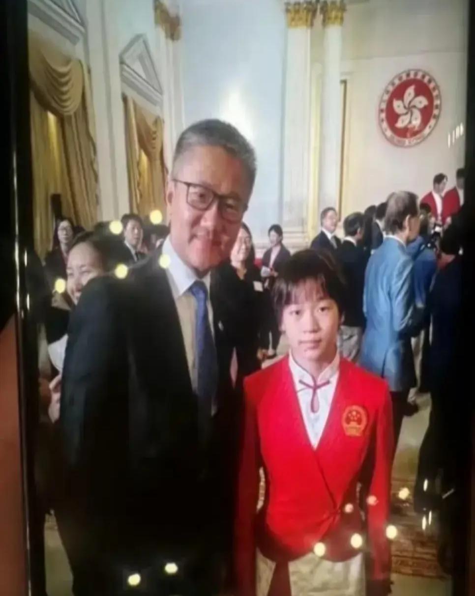全红婵获得冠军后采访视频，荣耀背后的故事