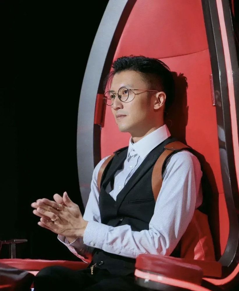 单依纯的墨镜与假睫毛的奇妙交锋