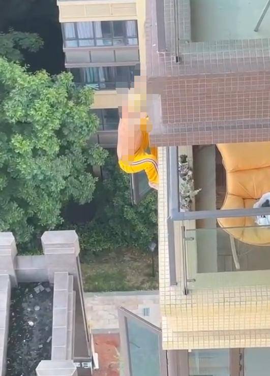 男子与女友吵架后愤怒发泄，电竞椅从高空坠落引发网友热议