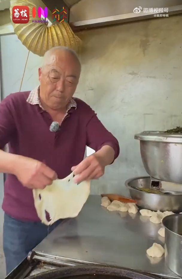 大叔25年卖鸡蛋饼致富，600万个鸡蛋饼成就四套房产的励志故事