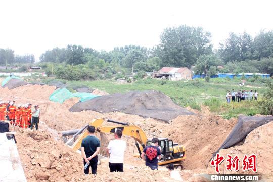干堆场坍塌事故，五人被埋，紧急救援行动启动