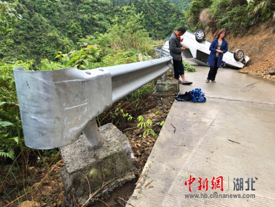 两游客翻护栏险坠崖，一次惊险的旅游经历