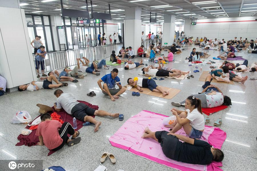 男童遭大妈强拽躺地事件，深度分析与反思