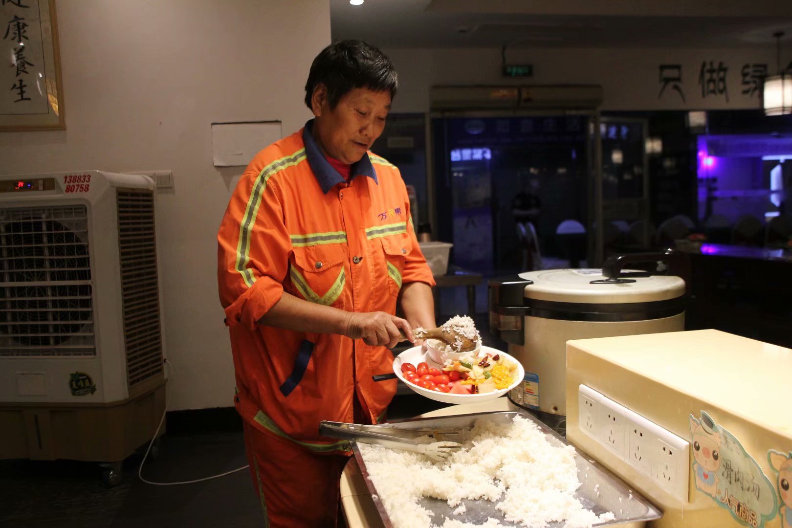 荣昌请环卫园林工人到机关食堂吃饭是否收费？一探究竟