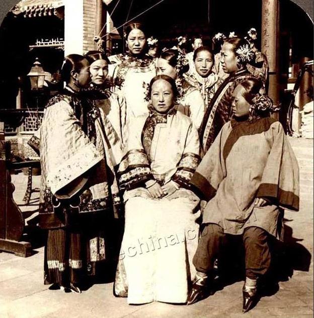 婴儿高跟鞋，形似三寸金莲遭网友热议与吐槽
