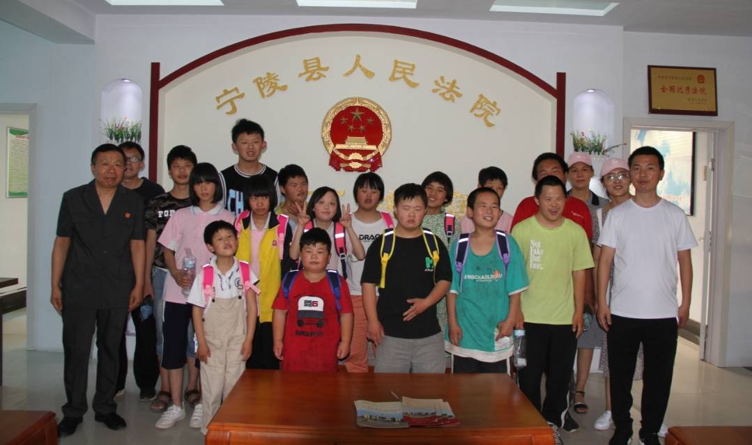 小岱妈妈对丈夫很少参与特殊教育的回应