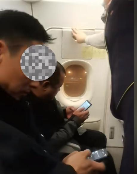 男子打开飞机安全出口被警方带走事件深度解析