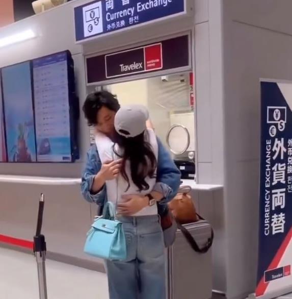 陈乔恩吐槽香港机场，一次意外的体验与反思
