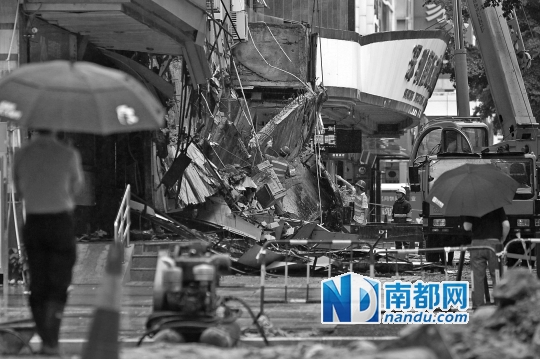 市场瓦檐坠落致3伤，事故背后的反思与启示