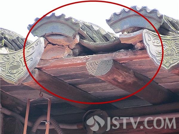 市场瓦檐坠落致3伤，事故背后的反思与启示