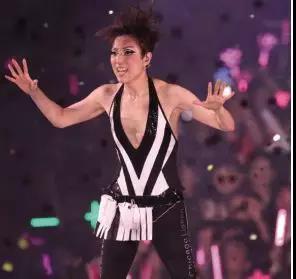郑秀文演唱会秀腹肌，腹肌女神的震撼魅力之夜