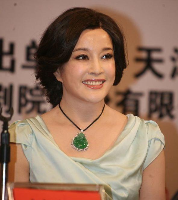 刘晓庆的翡翠魅力，巨大而闪耀