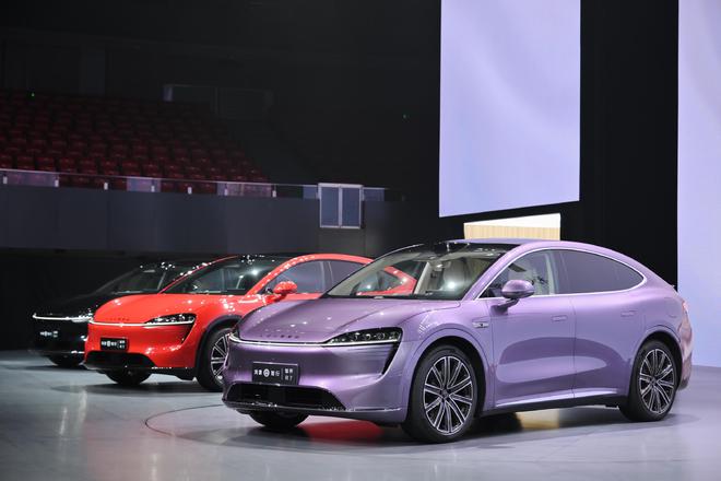 小米YU7、Model Y与智界R7后排对比，舒适度与实用性的全方位解析