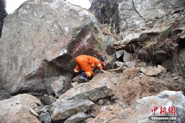 山体滑坡受困，灾难背后的挑战与救援力量