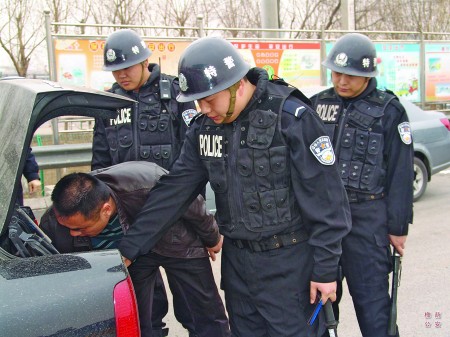 华人遭抢劫，枪战15分钟，英勇击退劫匪