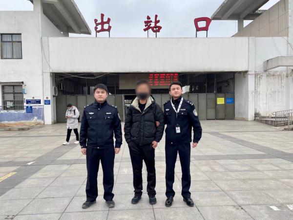 跨越千里，男子坐30小时火车自首背后的故事