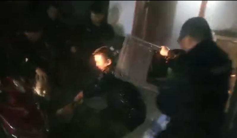男子拿女儿水枪呲老婆后嫁祸给女儿，家庭纷争背后的真相