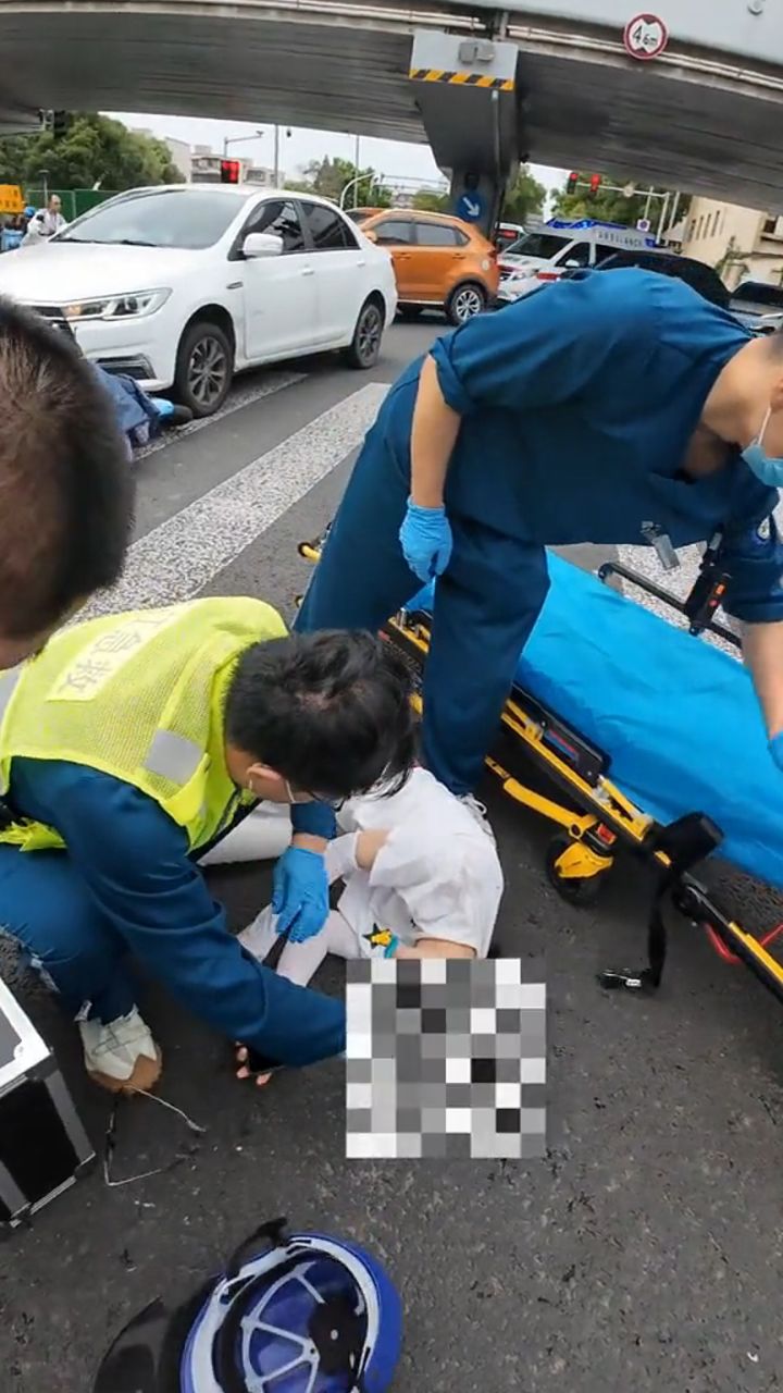 男生去钓鱼路上遭遇超大车祸现场