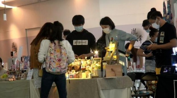 送外卖7年脑瘫女骑手改行摆摊，逆境中的坚韧与重生