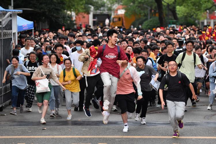 今年高考考生人数比去年多还是少？全面解读高考人数变化