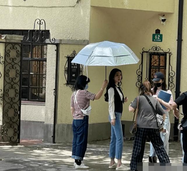 杨幂拍戏被粉丝偶遇——一线女星的真实工作日常