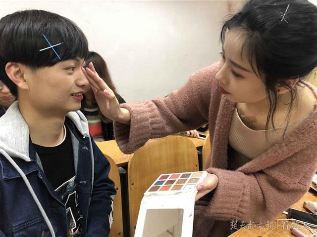 男老师上阵给学生化妆，一分钟化十个，技能与态度的双重考量